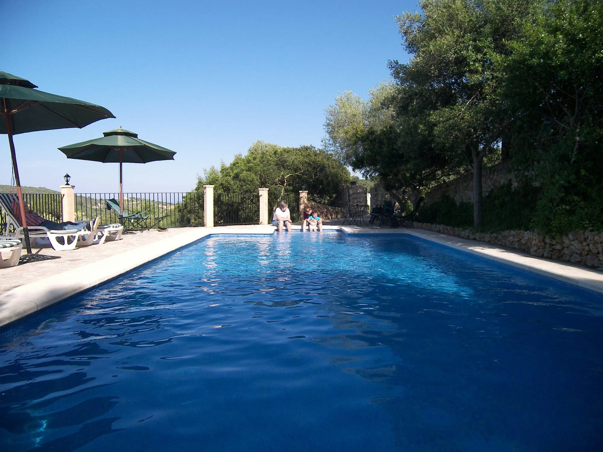Agroturisme Es Picot - Pool mit Sonnenschirmen und Blick ins Grüne