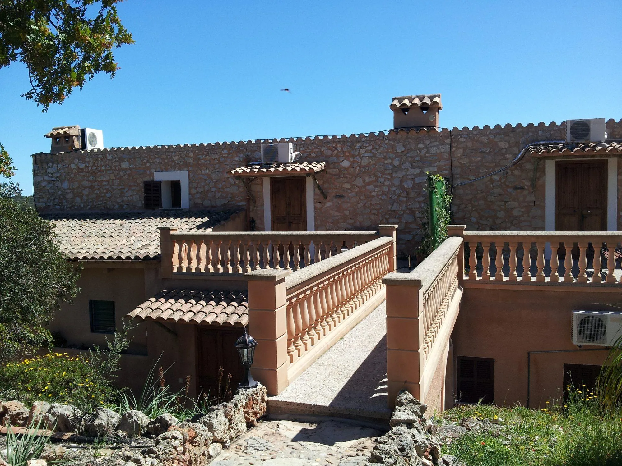 Agroturisme Es Picot - Zimmertrakt mit Balustraden und eigenen Terrassen