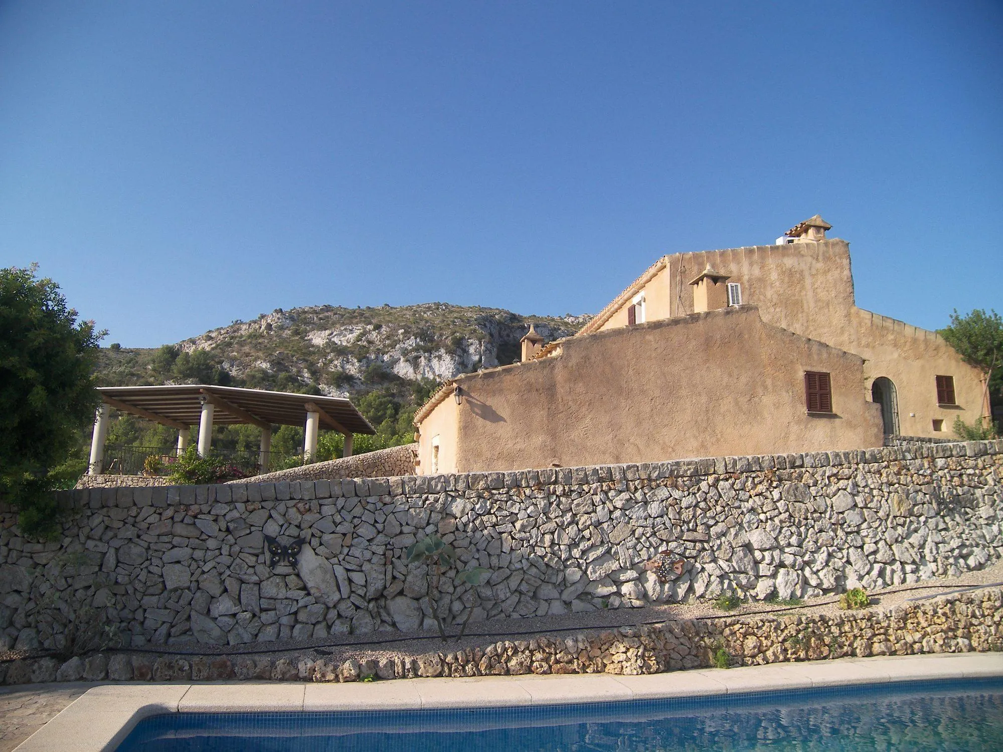 Agroturisme Es Picot - Haupthaus aus Naturstein oberhalb des Pools