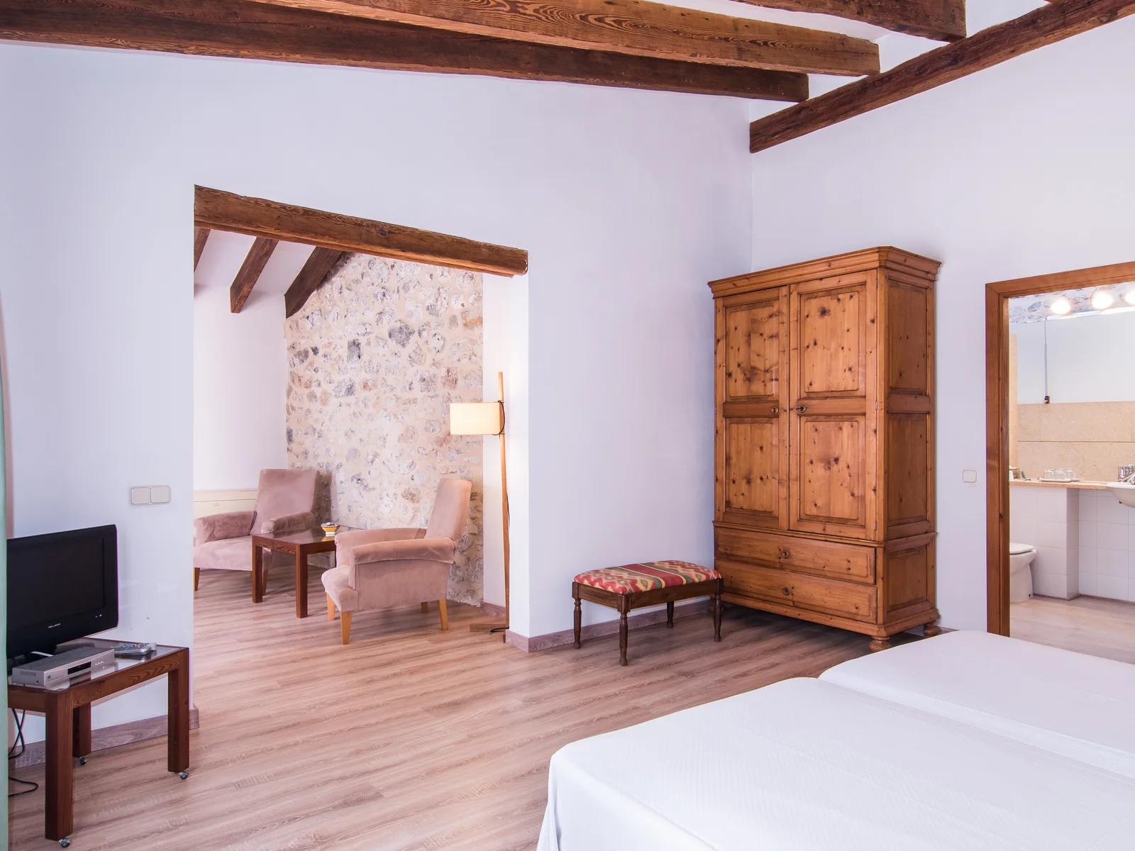 Junior Suite mit Holzbalkendecke und Kleiderschrank