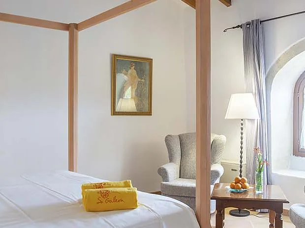 Superior-Doppelzimmer mit Himmelbett und Sessel