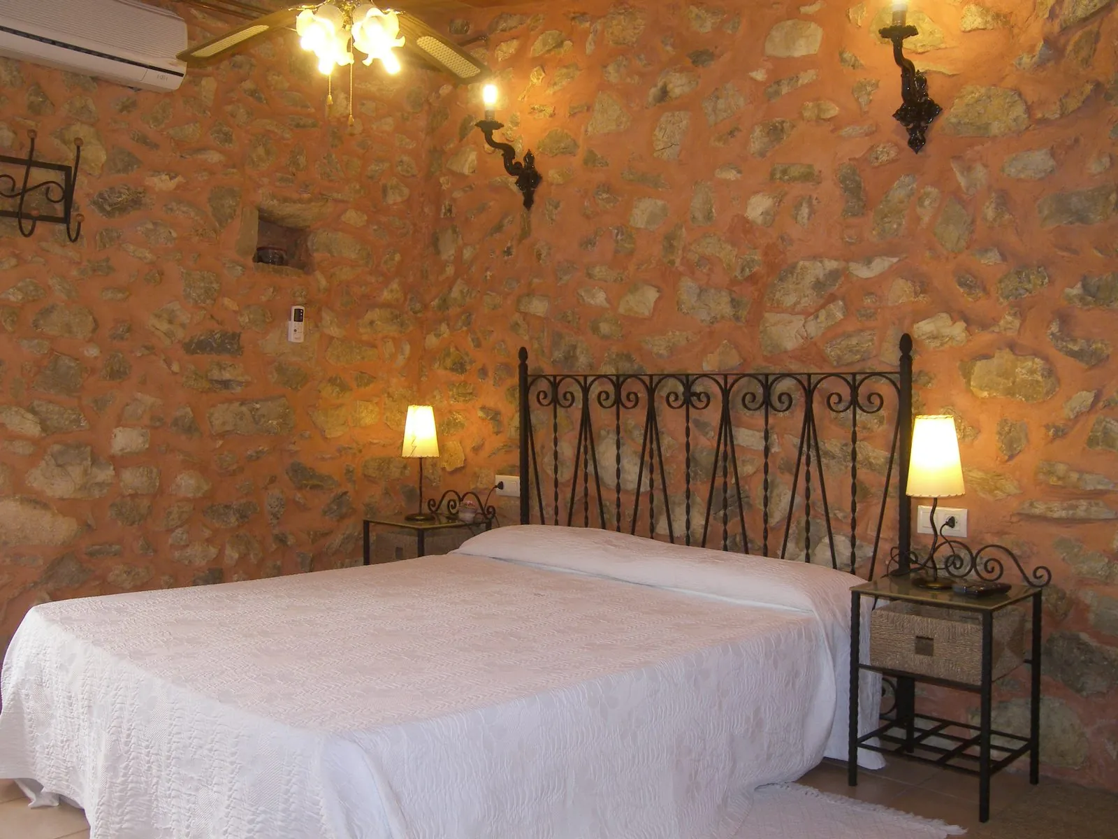 Superior-Doppelzimmer mit Natursteinwand